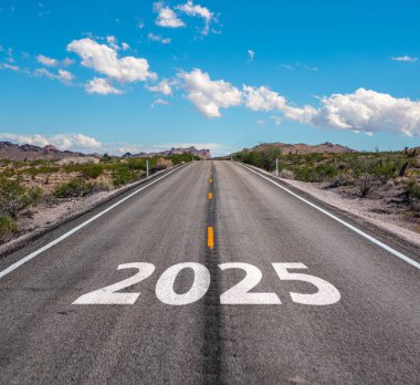Yeni yıl 2025 ya da düz ve başlangıç konsepti. 2025 numara gün batımında yolda mercek fişeğiyle yazmaya başla. Zorluk kavramı veya kariyer yolu, iş stratejisi.