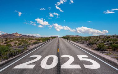 Yeni yıl 2025 ya da düz ve başlangıç konsepti. 2025 numara gün batımında yolda mercek fişeğiyle yazmaya başla. Zorluk kavramı veya kariyer yolu, iş stratejisi.