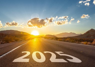 Yeni yıl 2025 ya da düz ve başlangıç konsepti. 2025 numara gün batımında yolda mercek fişeğiyle yazmaya başla. Zorluk kavramı veya kariyer yolu, iş stratejisi.