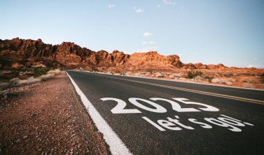 Yeni yıl 2025 ya da düz ve başlangıç konsepti. 2025 numara gün batımında yolda mercek fişeğiyle yazmaya başla. Zorluk kavramı veya kariyer yolu, iş stratejisi.