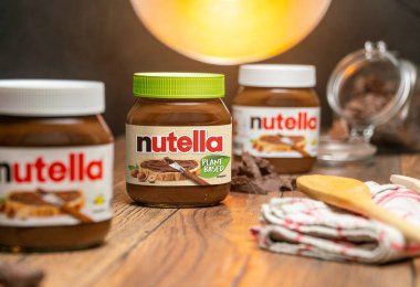 AAÇEN, GERMANY - NOV 07, 2024: İtalyan Ferrero şirketi Ferrero 'nun 1964 yılında pazara sunduğu fındıklı kakaonun popüler markası olan Nutella,