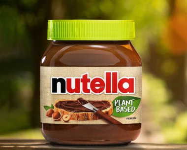 AAÇEN, GERMANY - NOV 07, 2024: İtalyan Ferrero şirketi Ferrero 'nun 1964 yılında pazara sunduğu fındıklı kakaonun popüler markası olan Nutella,