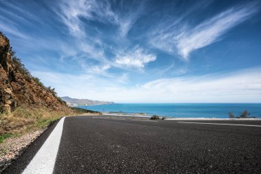 Güzel parlak güneş ışınları ile yaz aylarında dağlar ufuk içine Akdeniz deniz kıyısı yol - geniş açı panorama atış