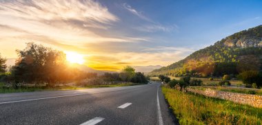 Güzel parlak güneş ışınları ile yaz aylarında dağlar ufuk içine Akdeniz deniz kıyısı yol - geniş açı panorama atış