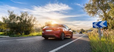 gün batımında İspanya dağ manzara yolda kiralık araba