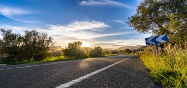 Güzel parlak güneş ışınları ile yaz aylarında dağlar ufuk içine Akdeniz deniz kıyısı yol - geniş açı panorama atış