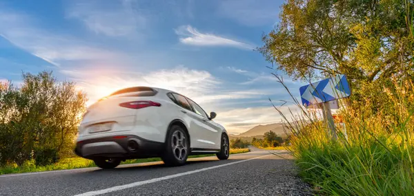 gün batımında İspanya dağ manzara yolda kiralık araba