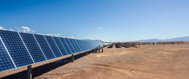 Güneş paneli, fotovoltaik, alternatif elektrik kaynağı. metin için boşluk kopyala