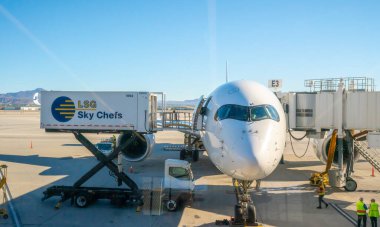 Finnair Airbus A350 Las Vegas Havaalanı terminalinin iskelesinde.