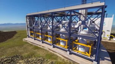 Güneşli bir günde SMR küçük modüler nükleer reaktör santrali kavramı. SMR gelecekteki enerji konseptidir. 3d oluşturma.