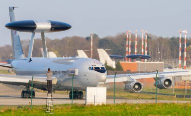 NATO AWACS gözlem uçağı Boeing E-3, Boeing 707-320 'nin askeri bir varyasyonu, Geilenkirchen hava üssündeki piste çıkmak üzere taksiye bindi.