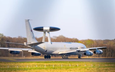 NATO AWACS gözlem uçağı Boeing E-3, Boeing 707-320 'nin askeri bir varyasyonu, Geilenkirchen hava üssündeki piste çıkmak üzere taksiye bindi.