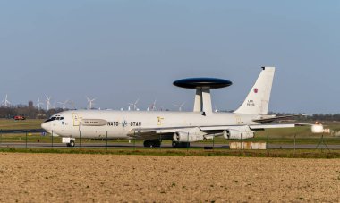 NATO AWACS gözlem uçağı Boeing E-3, Boeing 707-320 'nin askeri bir varyasyonu, Geilenkirchen hava üssündeki piste çıkmak üzere taksiye bindi.