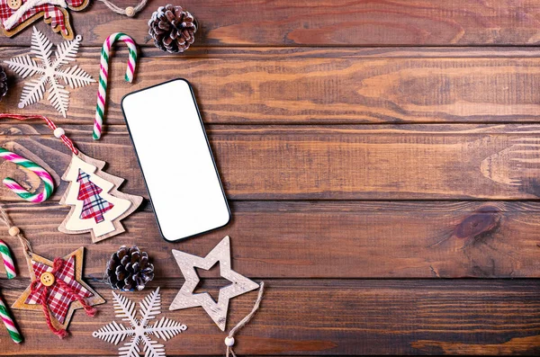 アプリのプレゼンテーションのための素朴なクリスマスの装飾でスマートフォンのモックアップ 上からの眺め — ストック写真