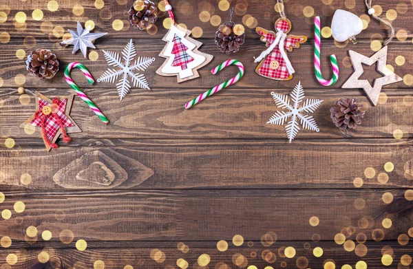 Schöne Weihnachtskomposition Auf Holzgrund Mit Weihnachtskegeln Aus Nadelholz Weihnachtsdekoration Karamellstange — Stockfoto