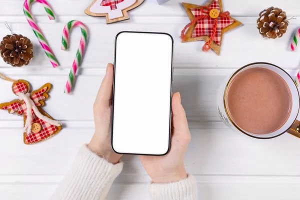 お祝いの背景に空の白い画面のモックアップ付き携帯電話を保持している女性を閉じます クリスマスを祝います 顧客ショッピングオンライン ギフトを購入 ガジェットのアプリを閲覧 — ストック写真