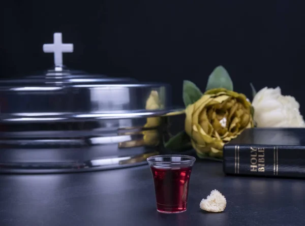 使用圣经上的圣餐概念 耶稣基督的血和身体的酒和面包符号 复活节逾越节和主食的概念 免版税图库照片