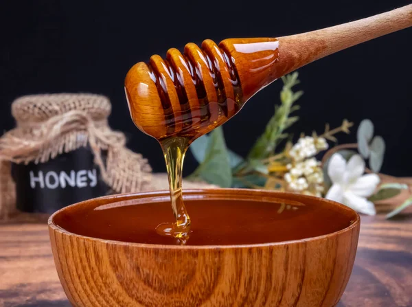 Honiglöffel Der Aus Der Schüssel Voller Honig Kommt Honig Enthält — Stockfoto