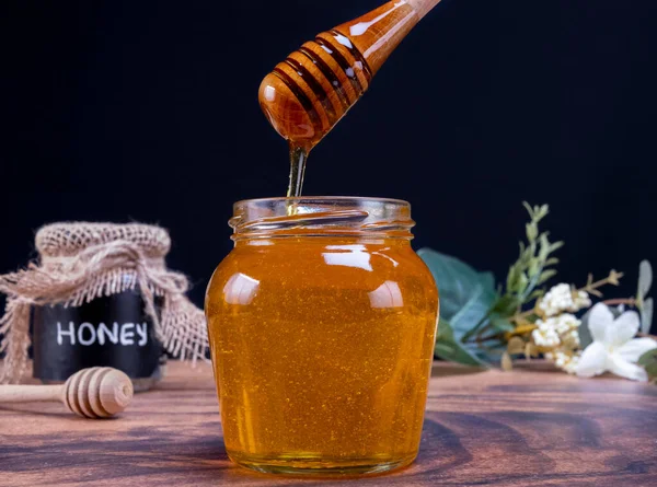 Honinglepel Komt Slow Motion Uit Pot Vol Honing Honing Bevat — Stockfoto