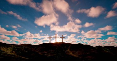 Tepede üç haç ve mavi yıldızlı gökyüzünde hareket eden bulutlar. Paskalya, diriliş, yeni hayat, kefaret kavramı.