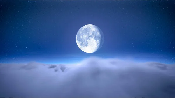 月亮在蓝色的星空上 云彩在夜晚移动 平安夜的背景多云的天空 美丽的云彩景观 图库照片