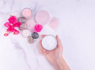 Spa salonunda el ele tutuşan doğal vücut losyonu. Doğal vücut bakım ürünleri, rahatlama, aromaterapi, güzellik, sağlık, organik, spa konsepti.