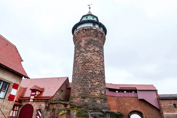 象徴的なシンウェル タワー カイザーバーグの一部 旧市街の王室の要塞 ニュルンベルク バイエルン ドイツ — ストック写真