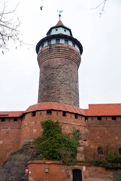 ドイツ ニュルンベルク 2021年12月28日 象徴的なシンウェル タワー カイザーバーグの一部 旧市街の王室の要塞 ドイツ バイエルン州ニュルンベルク — ストック写真