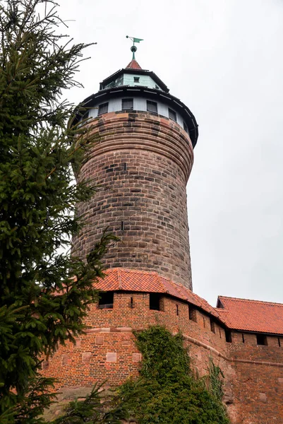 象徴的なシンウェル タワー カイザーバーグの一部 旧市街の王室の要塞 ニュルンベルク バイエルン ドイツ — ストック写真