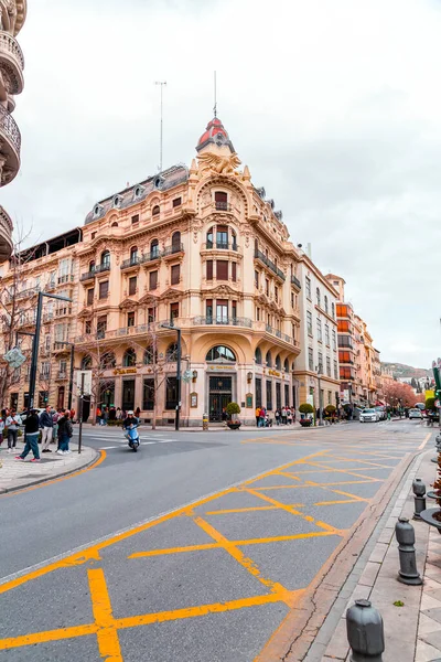格拉纳达 西班牙 2022年2月26日 西班牙格拉纳达雷耶斯 卡特洛瓦大街周围的通用建筑和街道景观 — 图库照片