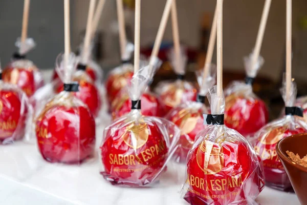 西班牙格拉纳达 2022年2月26日 在西班牙格拉纳达的一家传统餐馆 一排排用塑料包裹的糖果苹果 — 图库照片
