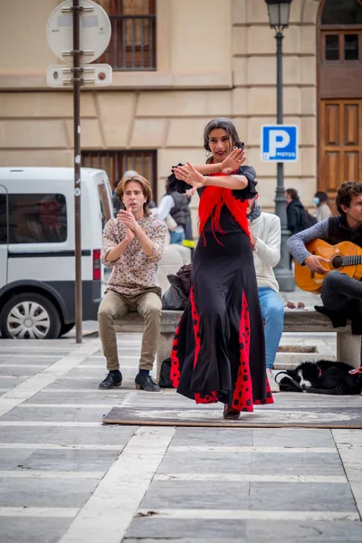 西班牙格拉纳达2022年2月26日 在西班牙安达卢西亚格拉纳达街头表演佛朗明哥艺术的吉普赛艺术家团体 — 图库照片