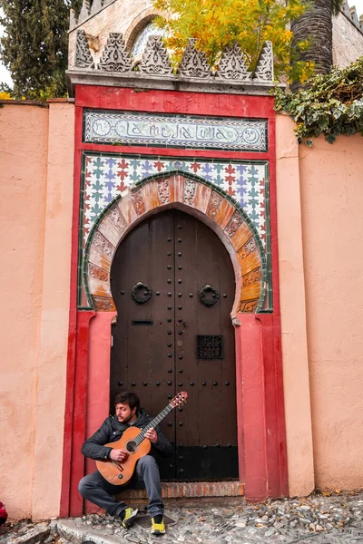 格拉纳达 西班牙 2022年2月26日 年轻吉他手在西班牙格拉纳达街头表演 — 图库照片