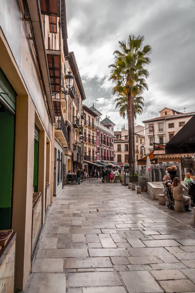 グラナダ スペイン 2022年2月26日 スペインのアンダルシアの歴史的な街でカフェや店舗との一般的な建築と通りの景色 — ストック写真