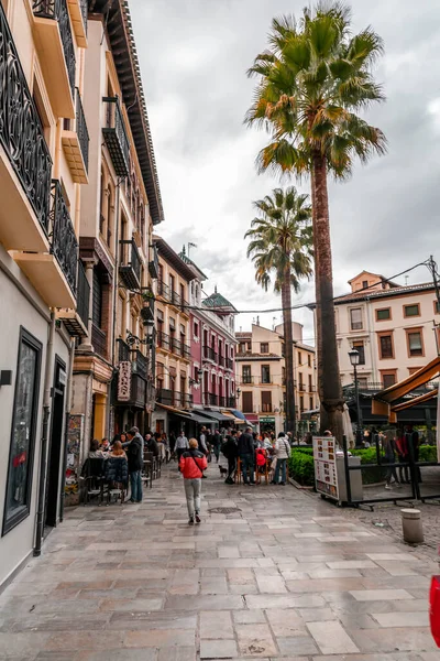 グラナダ スペイン 2022年2月26日 スペインのアンダルシアの歴史的な街でカフェや店舗との一般的な建築と通りの景色 — ストック写真