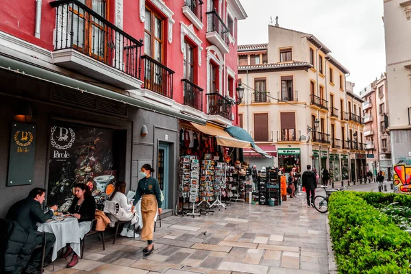 グラナダ スペイン 2022年2月22日 スペインのアンダルシアの歴史的な街でカフェや店舗との一般的な建築と通りの景色 — ストック写真