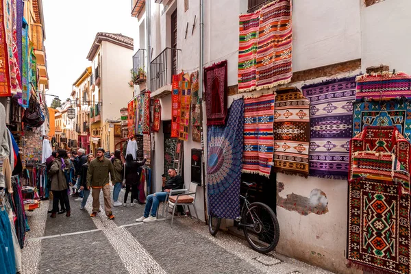 グラナダ スペイン 2022年2月26日 伝統と観光商品は グラナダ アンダルシア スペインの歴史的な都市のイスラム教徒の四分の一で販売 — ストック写真
