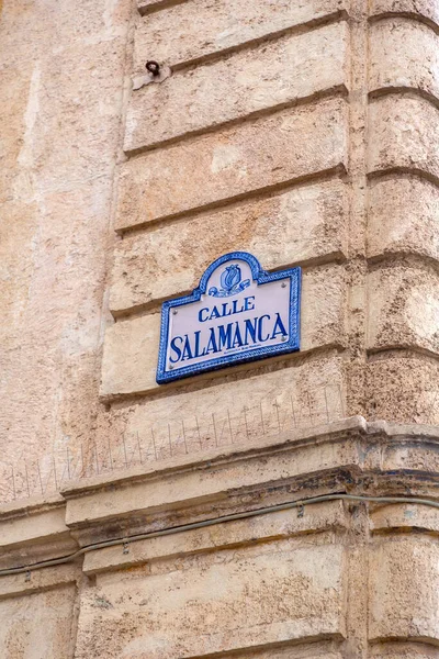 西班牙格拉纳达 2022年2月22日 西班牙安达卢西亚历史名城格拉纳达的传统釉瓷街道标志 Calle Salamanca — 图库照片