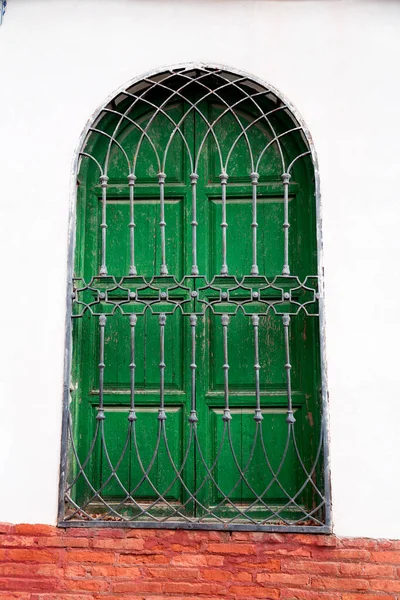 Старое Красивое Украшенное Окно Классические Архитектурные Детали Найденные Гранаде Испания — стоковое фото