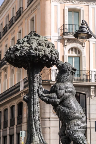 マドリード スペイン 2022年2月19日 熊とイチゴの像エル マドロ Oso Madrono は20世紀後半の彫刻で スペインのマドリード市内に位置しています — ストック写真