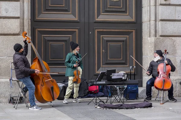 Madri Espanha Feb 2022 Músicos Rua Tocando Com Violino Violoncelo — Fotografia de Stock