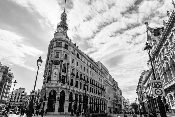 西班牙马德里 Feb 2022 位于卡纳列哈斯广场的四季酒店 该酒店于2020年开业 是马德里最大 最昂贵的酒店 — 图库照片
