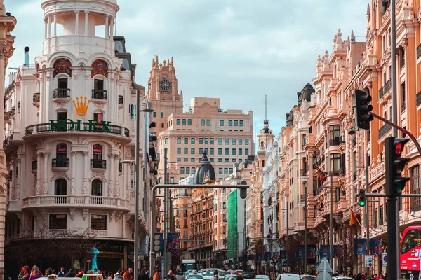 マドリード スペイン 2022年2月19日 スペインの首都マドリードからの一般的な建築と通りの景色 — ストック写真
