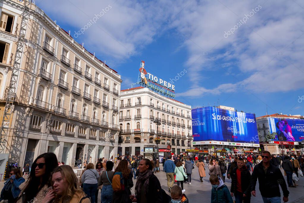 Madrid, España - 19 FEB 2022: La Puerta del Sol es una plaza pública de