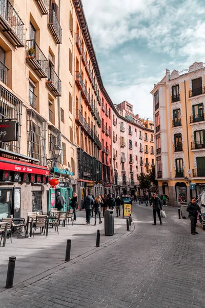 스페인 마드리드 Feb 2022 플라자 사이의 거리인 카바데산 미겔의 활기넘치는 — 스톡 사진