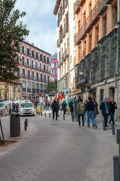 マドリード スペイン 2022年2月19日 プラザ市長とサンミゲル食品市場の間の通りであるサン ミゲル通りの活気ある週末の朝 — ストック写真