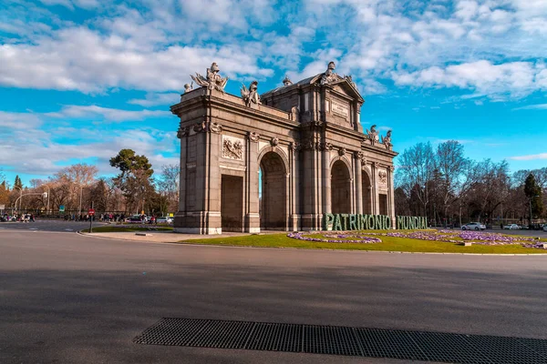 Madryt Hiszpania Luty 2022 Puerta Alcala Jest Bramą Neoklasyczną Plaza — Zdjęcie stockowe