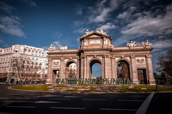 Madrid España Feb 2022 Puerta Alcalá Una Puerta Neoclásica Plaza — Foto de Stock