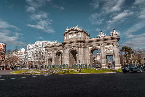 Madrid Spain Feb 2022 Puerta Alcala Neo Classical Gate Plaza — стоковое фото
