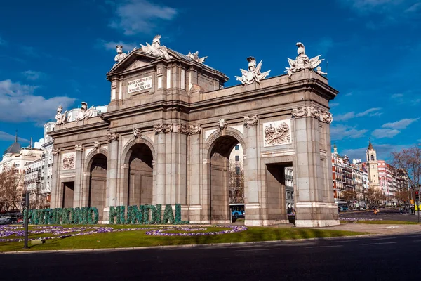 Madryt Hiszpania Luty 2022 Puerta Alcala Jest Bramą Neoklasyczną Plaza — Zdjęcie stockowe